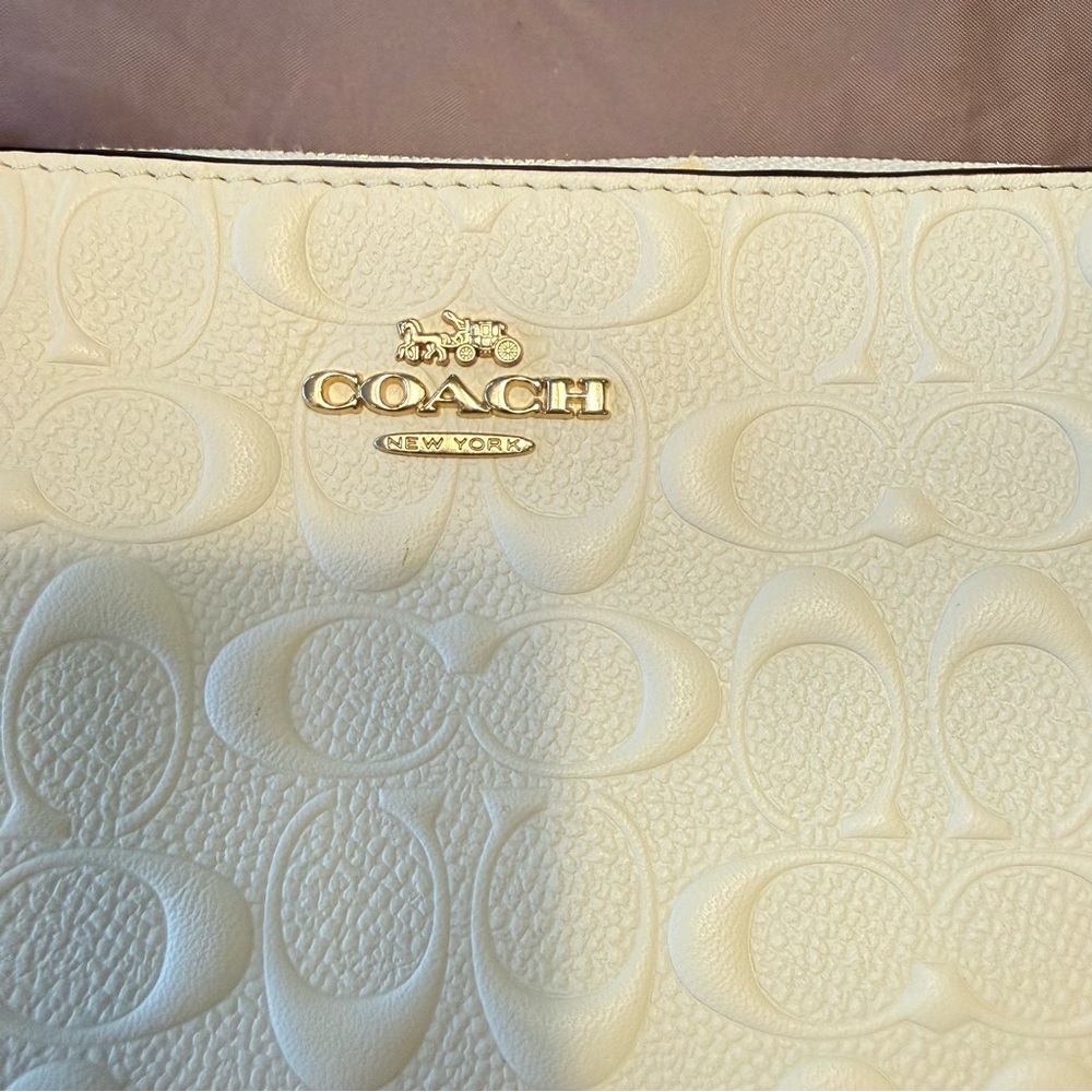 NIB Coach White Leather Embossed Signature Wristlet Clutch with Strap - Picture 4 of 9